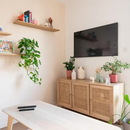 Tastefully Decorated 1bdparmentierrepublique Apartment