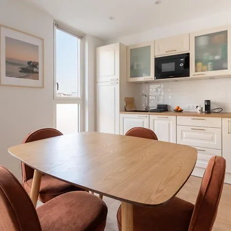 Tastefully Decorated 1bdparmentierrepublique Apartment Paris